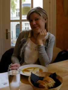 Type-1 diabetes and diets: enjoying food is better than avoiding food