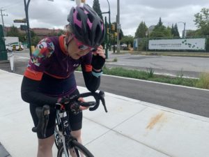 Female cyclist with T1D adjusts insulin levels with Omnipod PDM