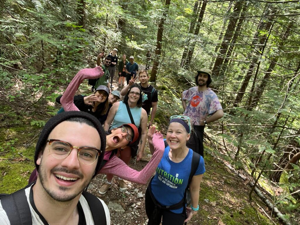 Group of people with T1D hike the trails of Evans Lake