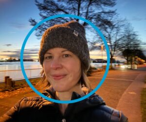 Person with T1D has blue circle around head to show the universal diabetes symbol